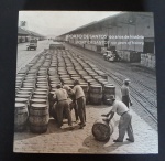 Porto de Santos 120 anos de História - 195 pág. Com diversas fotografias espetaculares. Med. 29cm x 29cm