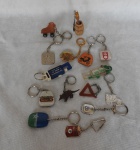 COELCIONISMO - Lote com 15 (quinze) chaveiros antigos de materiais diversos.