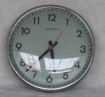Interessante Relógio de Parede, fundo verde água,  máquina movida à pilha, funcionando, sem garantia, apresenta quebrado no anel de circunferência externo (vide foto), fabricação Braseiko Emir - Transistor 5 Rubis - com 36cmd e diâmetro - no estado.