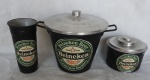 Conjunto de utensílios para cozinha contendo uma lixeira, um porta detergente e um porta sabão em metal alumínio da Heineken.