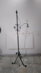 Antigo e interessante abajur de ferro forge, decoração de época, cúpula em opalina, apresenta ínfimo bicado  que não aparece depois de montado, funcionando, sem garantia, apoiado no tripé de grosso ferro de forja. Com 170cm de altura.