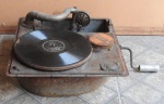 Antiga Radiola Borunswick movida a manivela. Não funciona, no estado.