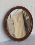 Antigo Espelho circular de console com moldura de madeira nobre com 57 cm de diâmetro.