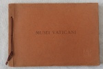 Antigo Livro com brasão do vaticano em relevo CID - com  71 Ilustrações do Museu do Vaticano - Med. 19cm x 27cm