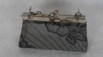 Bolsa Feminina Porta níquel de couro com guarnições em metal prateados.