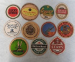 Coleção com 11 bolachas de bar, porta copos de cervejas diversas.