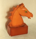 Escultura Cabeça de Cavalo em resina marfim olhos de vidro. Uma delas apresenta ínfimos bicados. 17cm de altura.