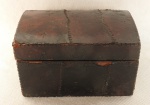 Antiga Caixa em Madeira forrada com couro, pequenas falhas. Med. 11cm x 10cm x 17cm