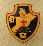 Escudo do Vasco da Gama com campainha não testado, no estado, elaborado em galalite. Med. 11cm x 9,5cm