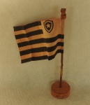 Antiga bandeira decorativa do Botafogo, mastro quebrado e com fita no estado, Alt.20cm