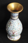 Antigo vaso oriental em cloisonet, com rica decoração floral em ótimo estado, fundo branco com flores policromadas -  altura 18cm, princípio do séc.XX