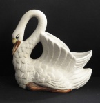 Espetacular floreiro de centro de mesa em biscuit no formato de Cisne Branco, apresenta fio de cabelo, numerado e marca no fundo, Med. 22cm de altura x 23 cm de comp. e 12,5 cm de largura.