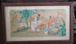 ARTE ORIENTAL - Pintura sobre seda - Jogadores de mahjong com paisagem ao fundo - assinatura no lado central esquerdo com selo vermelho - perfeitamente emoldurado e com proteção de vidro - med.24cm x 39cm