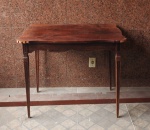 Mesa auxiliar em madeira tampo e saia com bordas movimentadas, pés palito (placagem lateral c/ falha). Medidas : alt. 73 x larg. 84 x prof. 62 cm