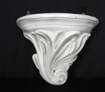 PEANHA  de parede com ínfimos bicados,  na cor branco esverdeado, elaboração de gesso em alto relevo. Med. 18cm x 9 cm x 14cm
