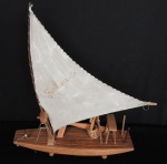 Interessante Jangada nordestina rústica elaborada com madeira, vela de tecido, típica de Fortaleza -CE - em bom estado - antiga. Med. 30cm x 11cm x 37cm