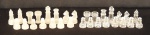 Interessante peças de jogo de xadrez de vidro translúcido e vidro satinée, falta duas peças.  1 peão na pela satinée e uma rainha na pela translúcida. Alt do maior.