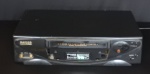 Aparelho de Vídeo Cassete VHS da Philco 4 cabeças - ligando - porém não testado - falta um botão frontal - no estado. Modelo PVC 4H10 Série 473503. Med.9 cm x 27cm x 38cm.