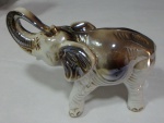 Elefante de porcelana,  fruta cor, apresenta uma das pernas com restauro. med. 20cm x 15cm