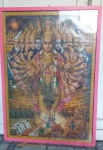 Gravura indiana emoldurada com proteção de vidro. Observa -se marcas do tempo. Mede 90x62 cm