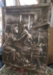 Lindo trabalho em bronze retratando a "Maternidade". Peça maravilhosamente trabalhada com detalhes ímpares. Assinada e datada Paris 1909. Assinatura não identificada, bem como outros dizeres. Formato de um quadro com 3,8 kg e medindo 36x29cm.