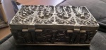 Linda e ornada caixa em bronze espesso, com relevos que retratam cenas Greco/Romanas. Pesando 2,6 kg e medindo 20x11x09 cm. Possui riqueza de detalhes e raro esmero