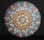 Linda e espetacular Mandala artesanal, elaborada com chapa de mdf,  pintada a mão, com tinta acrílica envernizada e adornadas com lindas pedrarias sintéticas sendo na pontas da pétalas pedrarias transparentes e ao centro na cor rubi, denominada como mandala primavera com a finalidade de energizar leveza, alegria, amor e paz. Diâmetro da peça é de 26cm