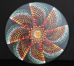 Linda e espetacular Mandala artesanal, elaborada com chapa de mdf,  pintada a mão, com tinta acrílica envernizada, técnica utilizada como pontinilho,   adornadas com linda pedraria sintética ao centro no formato de uma flor na cor alaranjada,  denominada como mandala introspecção com a finalidade de energizar conecção consigo mesmo, alegria e paz. Diâmetro da peça é de 26cm