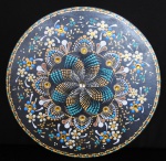 Linda e espetacular Mandala artesanal, elaborada com chapa de mdf,  pintada a mão, com tinta acrílica envernizada, técnica utilizada como pontinilho,   adornadas com lindas pedraria sintética ao centro e na borda circular menor  no formato esferico lapidado na cor amarelo ouro,   mandala da abundância,  com a finalidade de energizar mais abundância e prosperidade. Diâmetro da peça é de 35cm