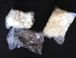 Lote com 3 pacotes de botões para roupa.