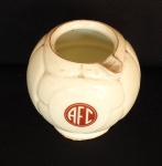 COLECIONISMO - Antigo Cinzeiro de porcelana branca com emblema do América Futebol Clube. Alt.8,5cm