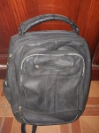 Mochila para Notebook na cor preta, apresenta descascado, no estado.