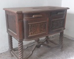 Espetacular móvel colonial português no estilo bombê. Confeccionado em madeira nobre. mede 112cm x 62cm x 95cm de altura. carece de restauro em seu tampo. No estado - Peça Rara.