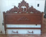 Maravilhosa guarda de cama para casal em madeira nobre com entalhes ímpares. mede 149x138cm.