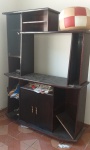 Estante em perfeito estado no tom tabaco.  mede 130x178cm.