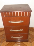 Mesinha de cabeceira em mdf com três gavetas. No estado - mede 65x46x37.