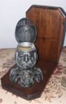 Raríssimo e icônico tinteiro em metal e madeira nobre representando cabeça de um cavaleiro medieval sendo seu elmo articulavel a tampa do depósito de tinta. mede 21x14x21cm