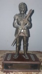 Singular radio antigo encimado por cavaleiro medieval com elmo articulável e espada saudável como abridor de cartas. mede 29cm altura x 16x10 de base, radio não testado sem garantia de funcionamento. Estética perfeita