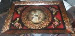 Lindo  bandeja ou adorno de parede supostamente em cristal, decorada pelo verso com arabescos dourados, flores, com imagem ao centro retratando casal de dançarinos espanhóis num bailar flamenco. mede 55cmx37cm