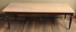 Antiga mesa de madeira nobre com pés ricamente trabalhados para centro de sala com tampo de mármore rosado. Medida 50x120cm