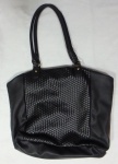 Bolsa Preta sonho dos pés em couro sintético - com pequena descamação na parte posterior. Med. 42cm x 36cm