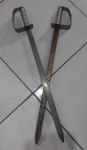 Par de espadas cenográficas em aço. 66cmx03 de largura a lâmina