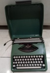 Máquina  de escrever Olivetti lettera