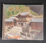 Livro Oriental rico em fotografias de casas tradicionais.