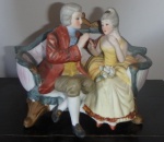 Casal de jovens fidalgos - Grupo escultórico Inglês em biscuit da manufatura royal crown Derby policromado- med. 14x20 cm