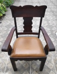 Cadeira de braço estilo colonial inglês em madeira nobre, assento  em couro, braços retos, bainha e costal decorado,  pernas retas. circa 60/70 em bom estado -  Med. 100cm  x 62 cm  x 48 cm