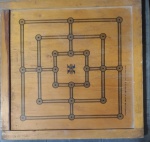 Antigo tabuleiro dupla face para jogos de Xadrez e Damas em madeira. Med. 34cm x 34cm - Demanda limpeza.