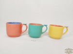 3 Canecas Chá / Chocolate em Porcelana Colorida. Medida: 8 cm altura x 9 cm diametro