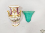 Lote 2 Peças Dercorativas sendo 1 Vaso Floreira e 1 Floreira de Parede em Porcelana. No estado. Apresentam Bicados e Fio de cabelo. Medida: Vaso  cm altura e Floreira Parede  cm x  cm