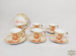 Jogo de 6 Xicaras de Café Porcelana Floral e Ouro. Medida: 5,5 cm altura x 5,5 cm diametro e pires 11 cm diametro